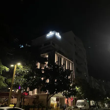 מלון Eden Center *